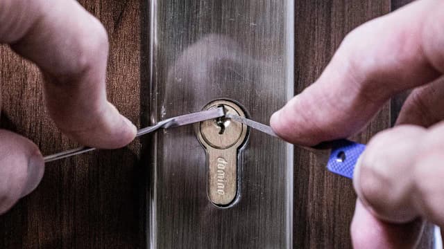 Jak otworzyć drzwi bez klamki - skuteczne metody na awarię Jak otworzyć drzwi bez klamki - skuteczne metody na awarię