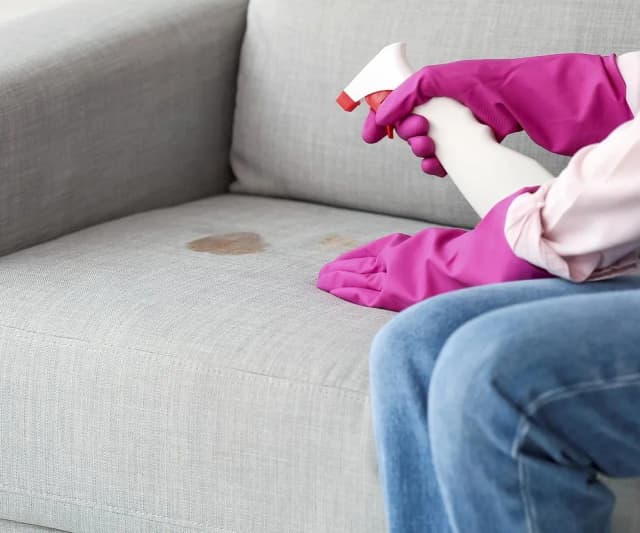 Skuteczne domowe sposoby na pranie kanapy bez uszkodzeń tapicerki Skuteczne domowe sposoby na pranie kanapy bez uszkodzeń tapicerki